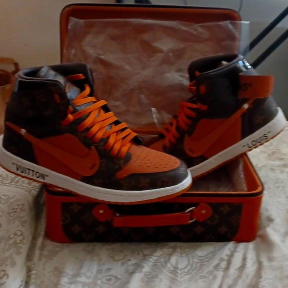 Air jordan 1's louis Vuitton off white size mens u.s 13's w/ collectors suitcase - Picture 4 of 7